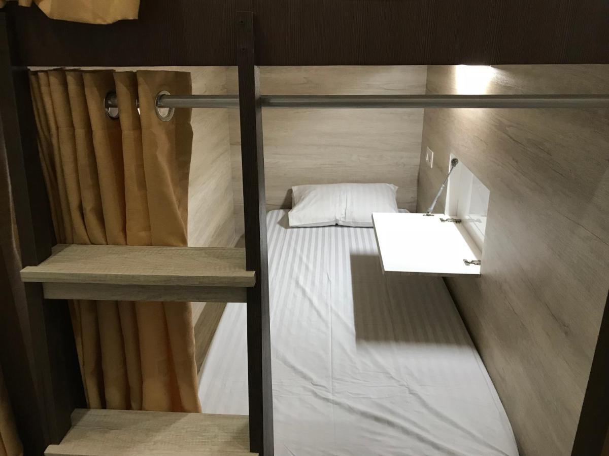 The Colour Hostel Понтианак Экстерьер фото
