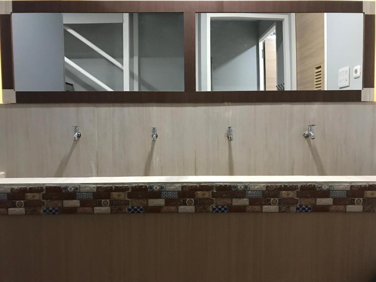 The Colour Hostel Понтианак Экстерьер фото