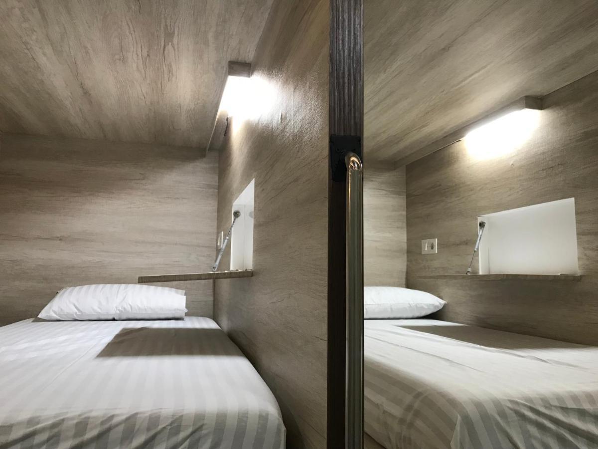 The Colour Hostel Понтианак Экстерьер фото