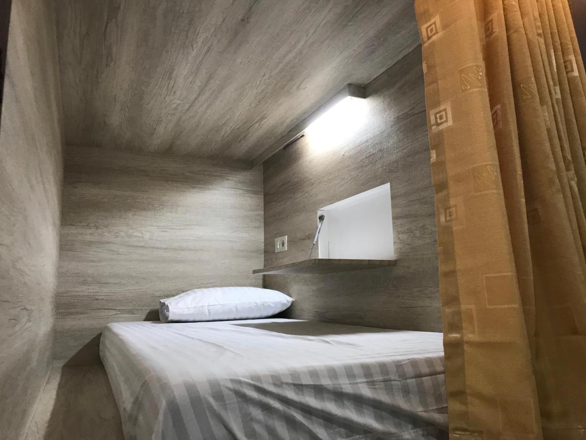 The Colour Hostel Понтианак Экстерьер фото
